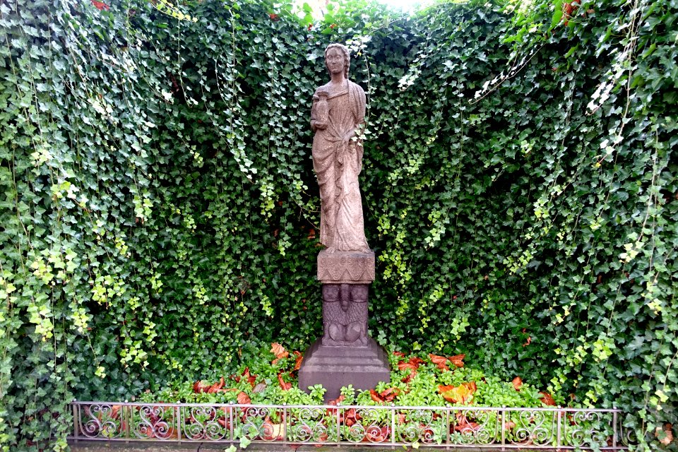 Figure - Platanenhain - Mathildenhöhe - Darmstadt, Germany - DSC01582