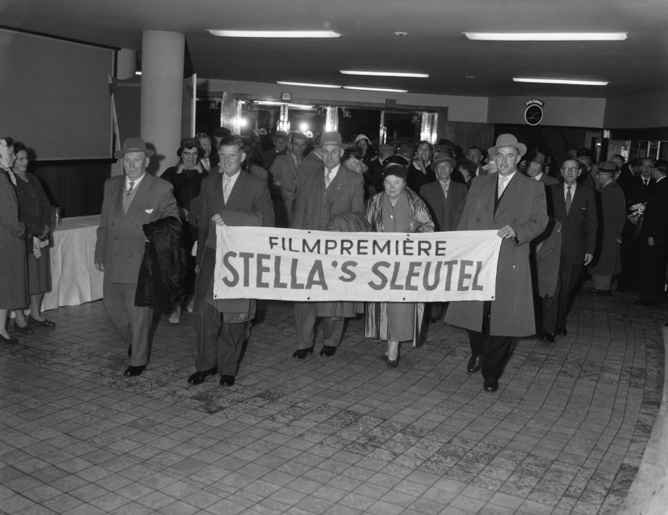 Filmpremiere van Stellas Sleutel in het Citytheater te Amsterdam, opdrachten C, Bestanddeelnr 909-9177
