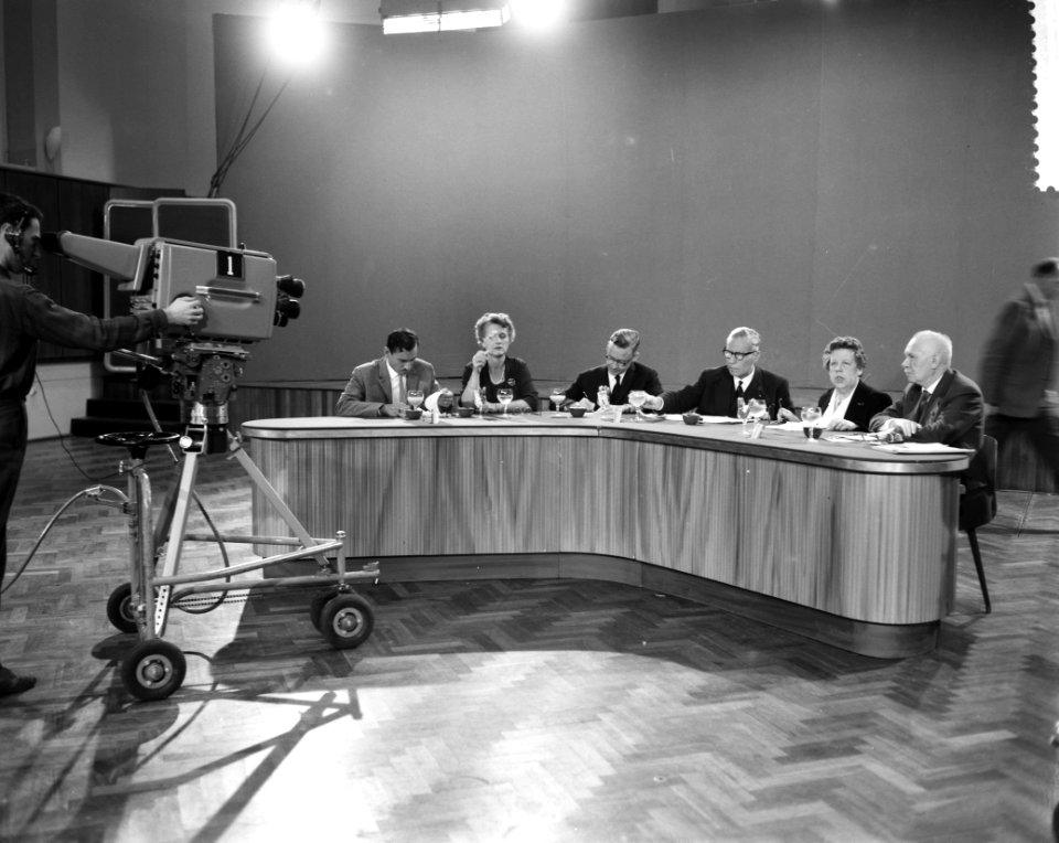 Forum over spijtoptanten voor TV. vnr. dr H. Baudet, minister Klompé, I.A. Diep, Bestanddeelnr 913-0556