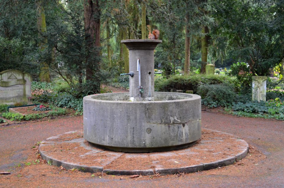 Frankfurt, Hauptfriedhof, Brunnen bei IV 223