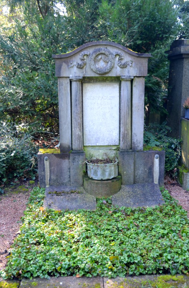 Frankfurt, Hauptfriedhof, Grab I 562 Adler