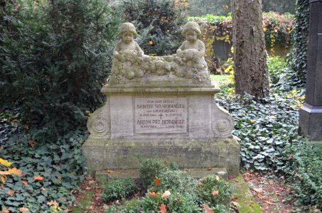 Frankfurt, Hauptfriedhof, Grab II 372 Henninger