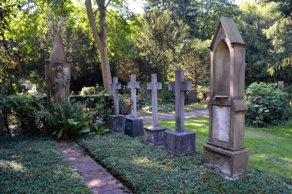 Frankfurt, Hauptfriedhof, Grab B 141-142 Katholische Geistlichkeit, Rechte Seite