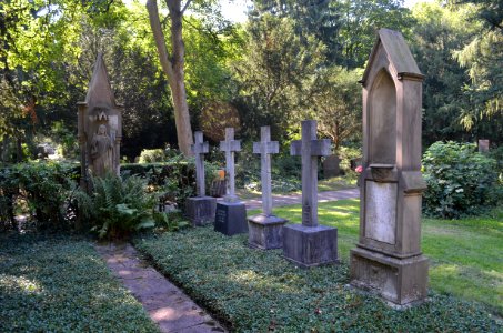 Frankfurt, Hauptfriedhof, Grab B 141-142 Katholische Geistlichkeit, Rechte Seite