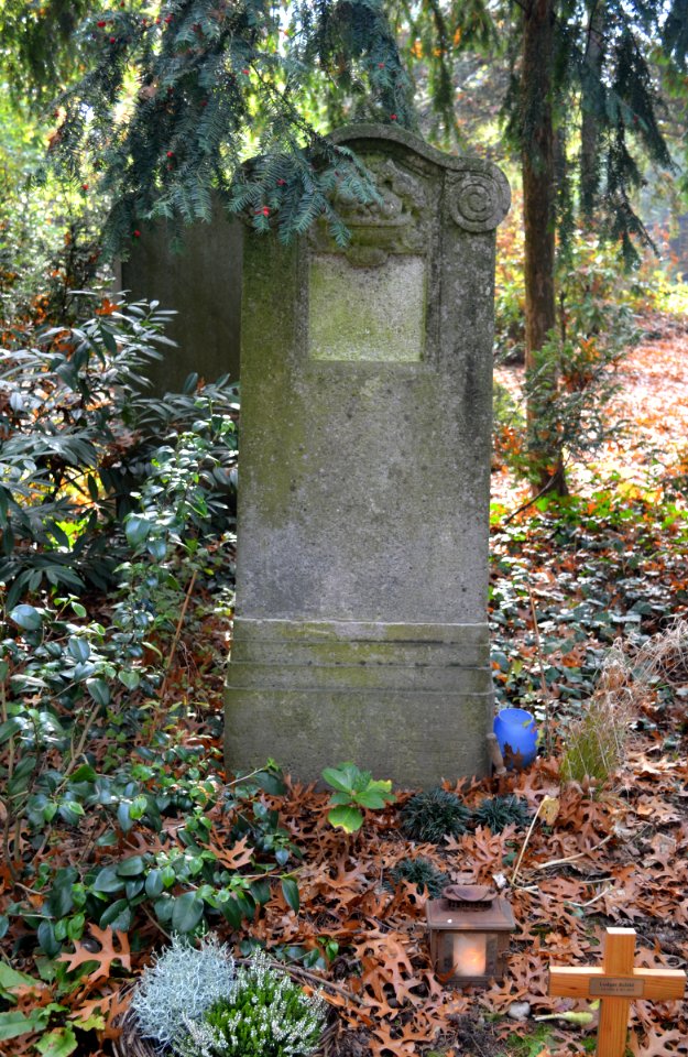 Frankfurt, Hauptfriedhof, Grab II Gartengräber 56 Polchau
