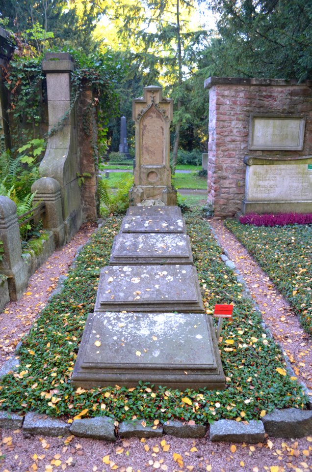 Frankfurt, Hauptfriedhof, Grab adM 301-301a Hessenberg-Ihlée