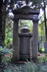 Frankfurt, Hauptfriedhof, Grab D 407-409 Simons (1)