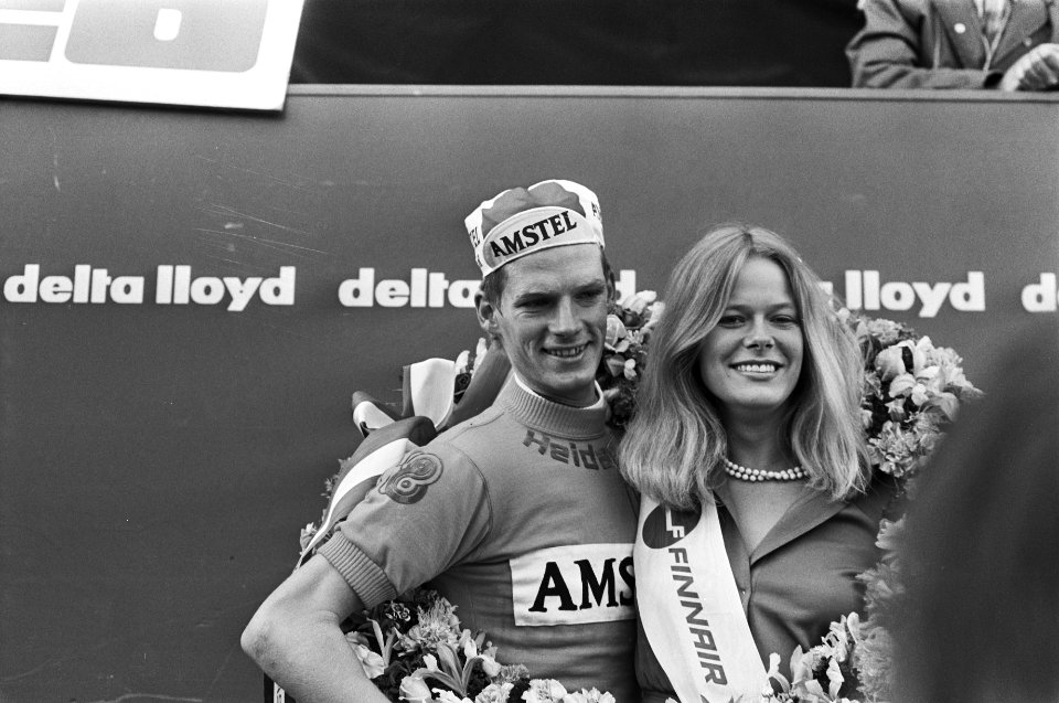 Finish Olympias Ronde van Nederland , winnaar Leo van Vliet in de krans en toerm, Bestanddeelnr 928-6268