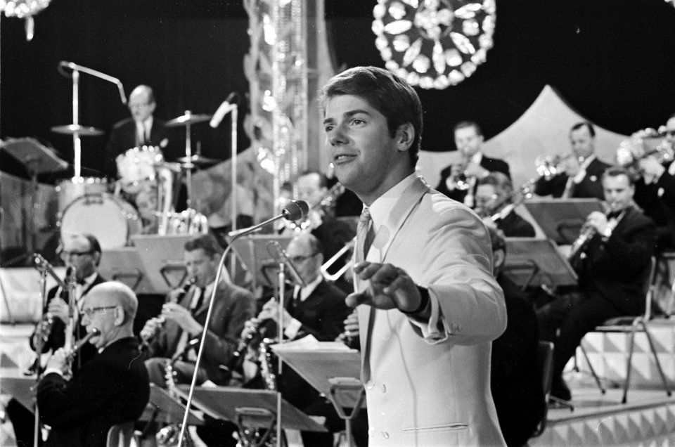 Finale Nederlands Songfestival in Tivoli te Utrecht. Ronnie Tober met liedje Mo, Bestanddeelnr 921-1227