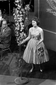 Finale van het Nationaal Songfestival 1960 in Hilversum. Zangeres Betty Luske zi, Bestanddeelnr 911-0167