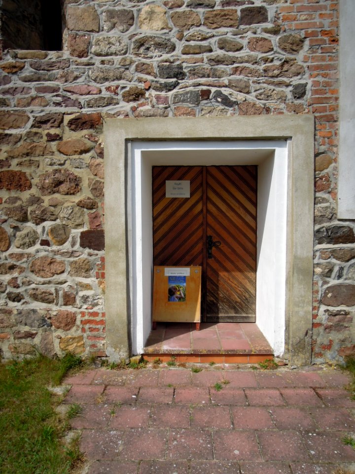 Flämingkirche Schmilkendorf -Südfassade mit Hauptportal im Detail- August 2020