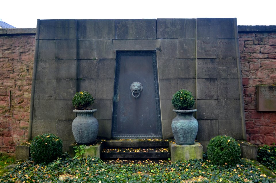 Frankfurt, Südfriedhof, A adM 23-25, Grab Cunze (1)