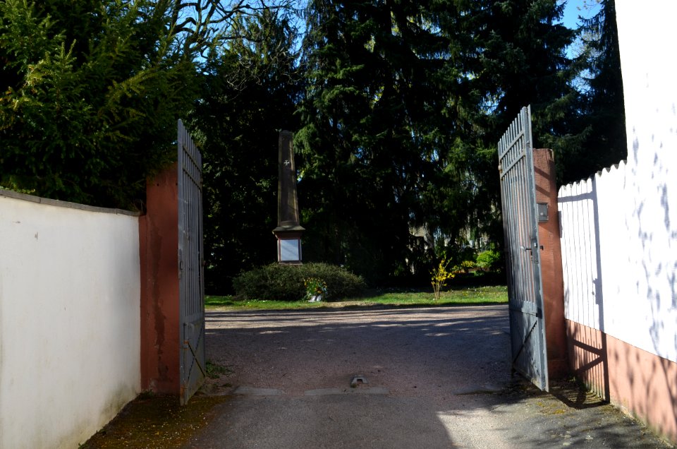 Frankfurt-Bergen, Friedhof, Tor