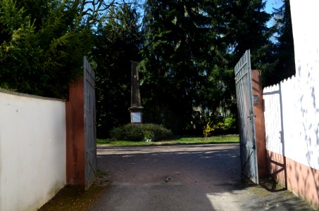 Frankfurt-Bergen, Friedhof, Tor
