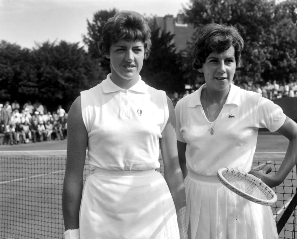 Finales tennis te Hilversum, links mejuffrouw M Smith , rechts mejuffrouw M Bu, Bestanddeelnr 916-6824