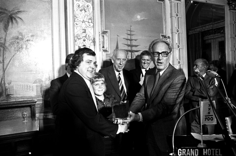 Finale standwerkersconcours op Dam in Amsterdam winnaar Gerrie Banaan krijgt pr, Bestanddeelnr 928-2142