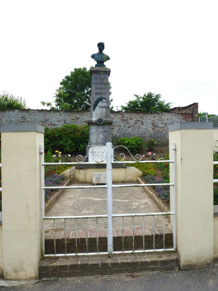Fléchin (Pas-de-Calais) monument aux morts