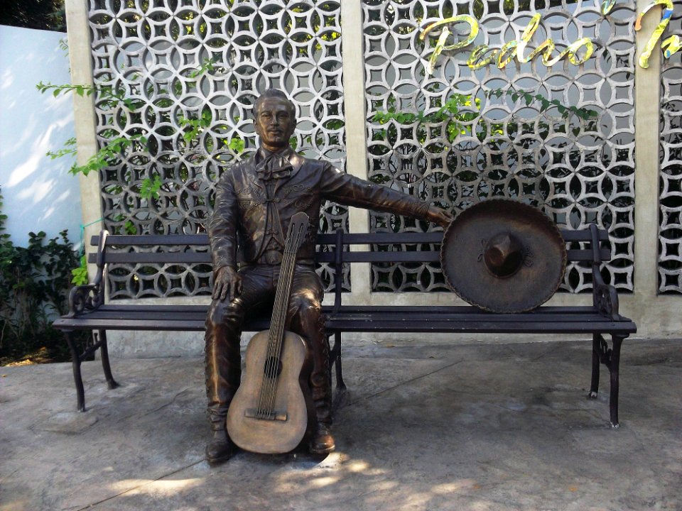 Estatua del Parque Pedro Infante en Mérida, Yucatán (01)