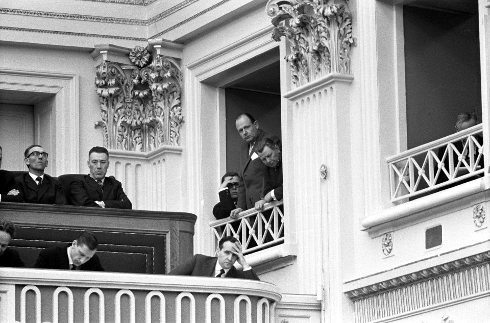 Financiele moeilijkheden KLM in Tweede Kamer besproken. In loge, onderdirecteur , Bestanddeelnr 914-7369