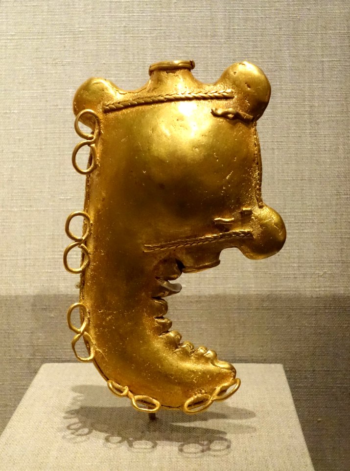 Finial in the form of a crab claw, Colombia, Sinu, 5th-10th century AD, gold - De Young Museum - DSC00379