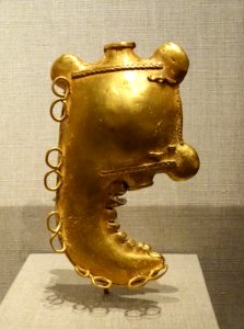 Finial in the form of a crab claw, Colombia, Sinu, 5th-10th century AD, gold - De Young Museum - DSC00379