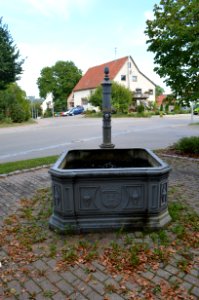 Erzingen, gusseiserner Brunnen vor dem Rathaus (1)