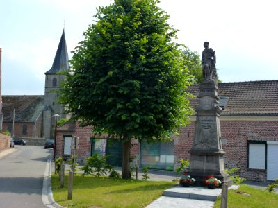 Flines-lès-Mortagne (Nord, Fr) monument aux morts