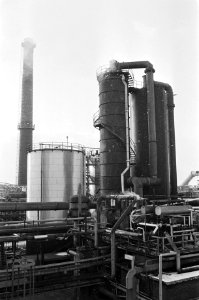 Financieel dieptepunt bij Hoogovens. Beeld van het industriegebied in Velzen-Noo, Bestanddeelnr 931-8956