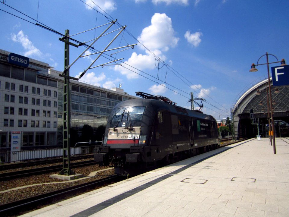 ES 64 U2-073 (182 573-6) vor dem Dresdner Hauptbahnhof