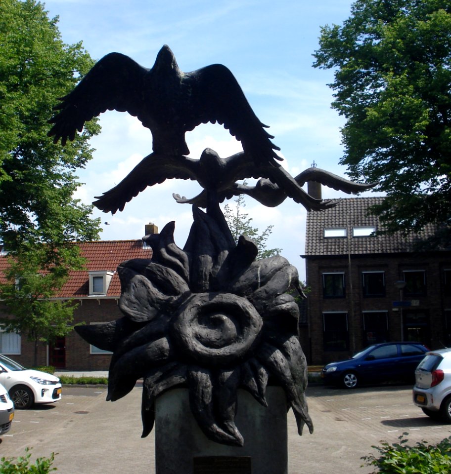Etten-leur kunstwerk zonnebloemen