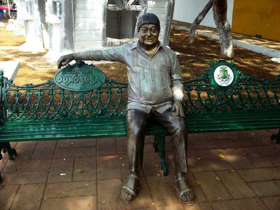 Estatua de Cholo en Mérida, Yucatán (01)