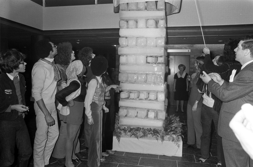 Esso Motor Hotel 1 jaar Amsterdam Hair-gezelschap en beeldhouwer Woody van Amen, Bestanddeelnr 923-3003
