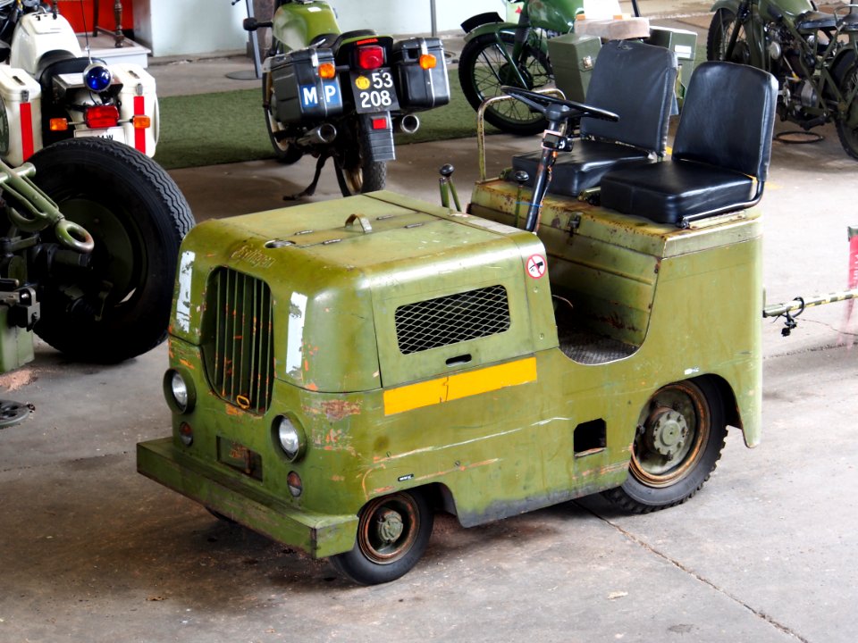 Esslingen aircraft tow truck in Aalborg Forsvars- og Garnisonsmuseum, pic1