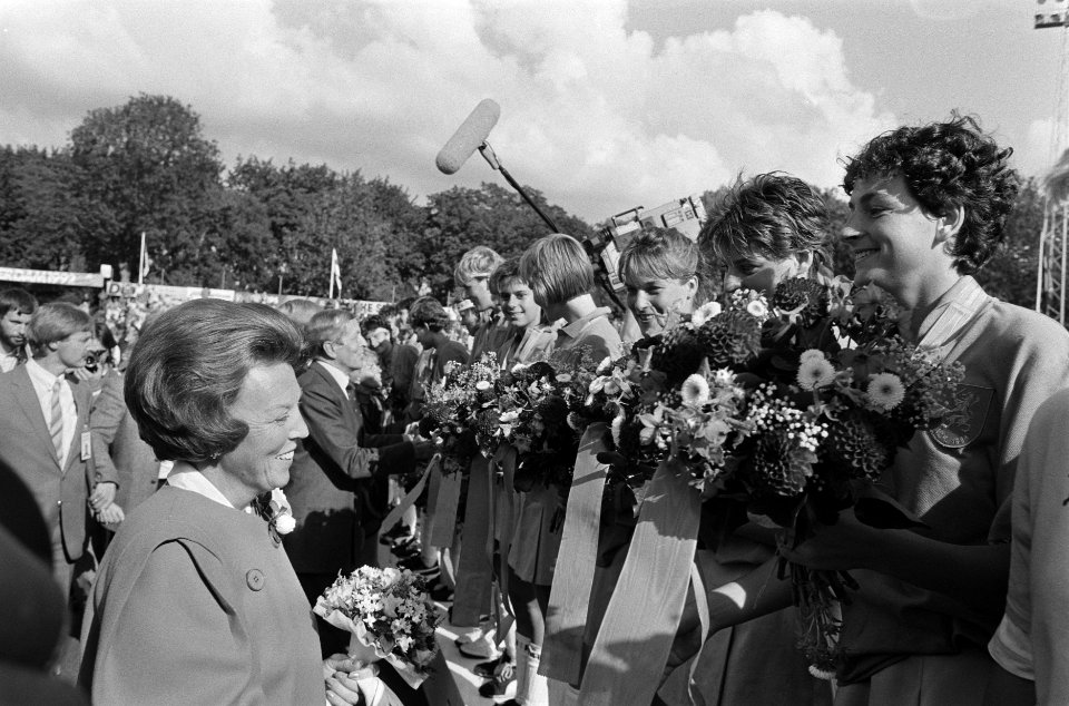 Finale WK-hockey dames Ned. dames blij met medailles en beker na behalen WK Ha, Bestanddeelnr 933-7370