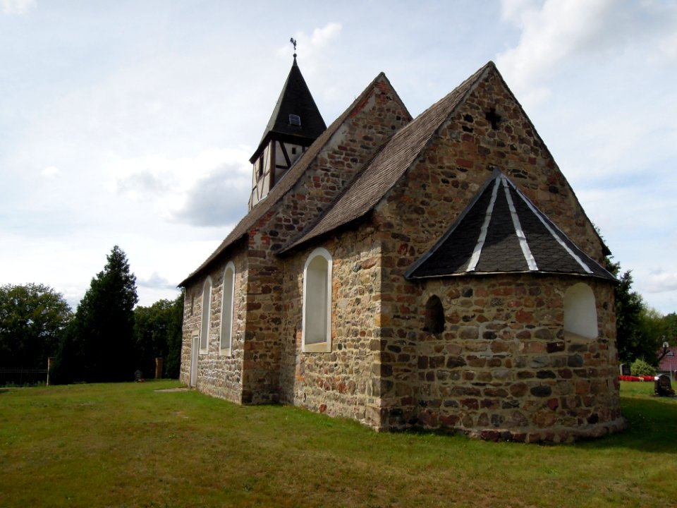 Flämingkirche Schmilkendorf -Ostsüdostansicht mit Apsis an eingezogenem Chor- August 2020