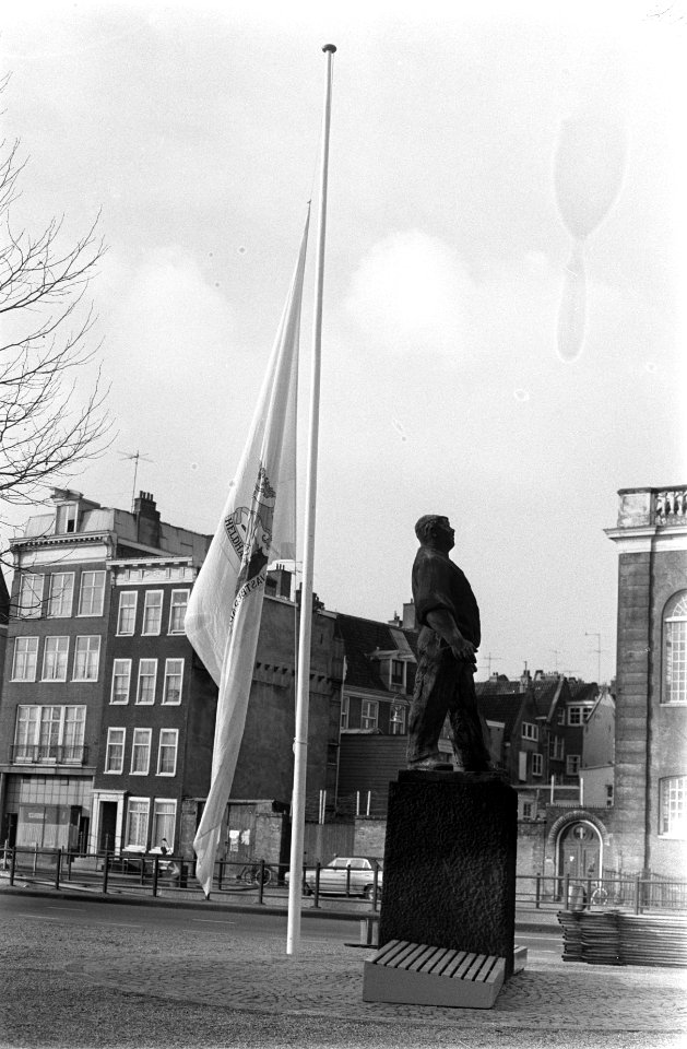 Februaristaking herdenking. s Ochtends hing een vlag bij Dokwerker, Amsterdam, Bestanddeelnr 923-2929