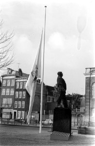 Februaristaking herdenking. s Ochtends hing een vlag bij Dokwerker, Amsterdam, Bestanddeelnr 923-2929