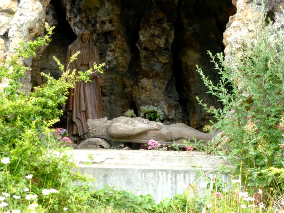 Essars (Pas-de-Calais, Fr) le Christ gisant dans la grotte au Lieu-dit La Croix de Fer