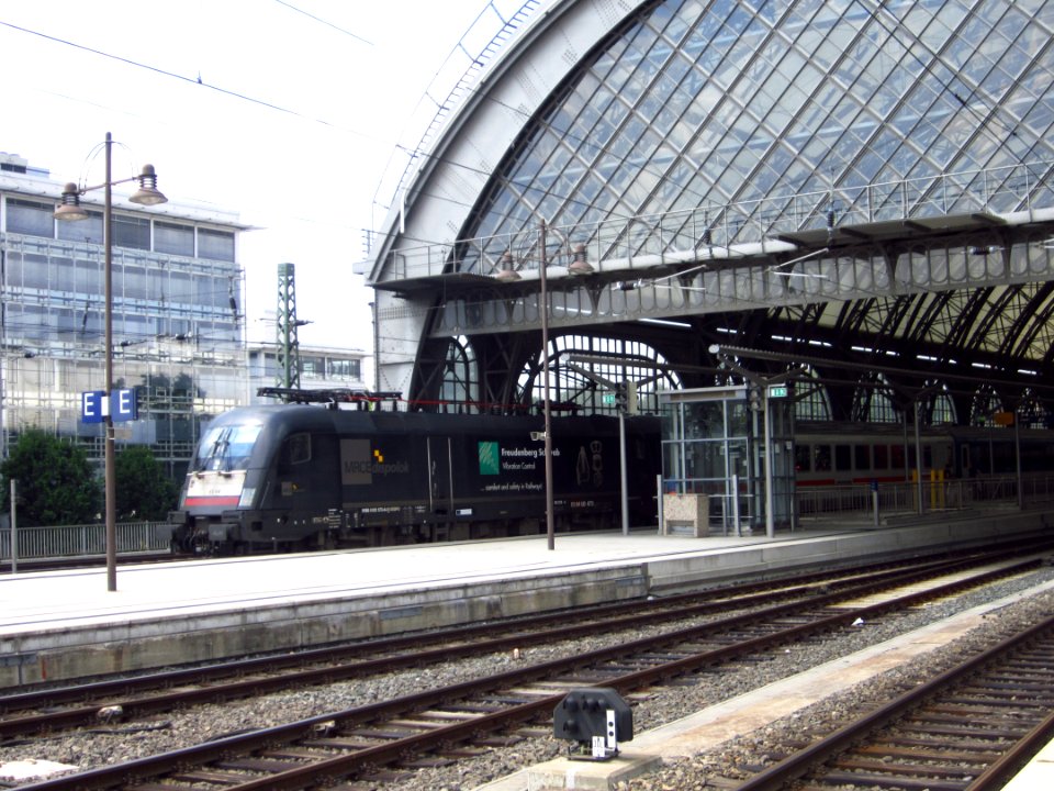 ES 64 U2-073 (182 573-6) mit EC im Dresdner Hauptbahnhof