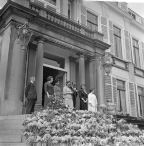 Feest op Soestdijk, de Koninklijke familie en daarvoor de enorme massa bloemen, Bestanddeelnr 915-1023