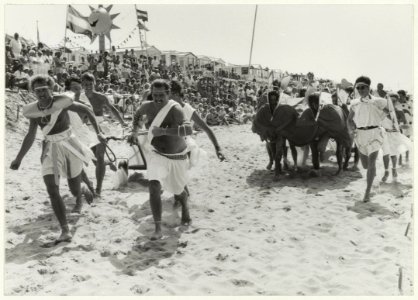 Feest op het strand t.g.v. het 50-jarig bestaan van kampeervereniging Helios. NL-HlmNHA 54023511