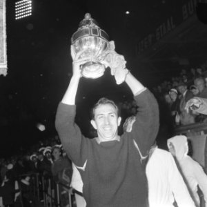 Feyenoord bekerkampioen, Eddy Pieters Graafland laat beker zien, Bestanddeelnr 917-8217