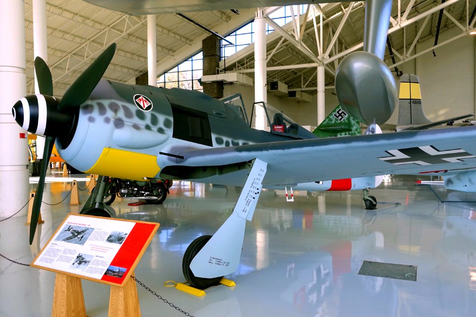 Focke Wulf Fw-190A-7 replica, 1939 - Evergreen Aviation & Space Museum - McMinnville, Oregon - DSC00569