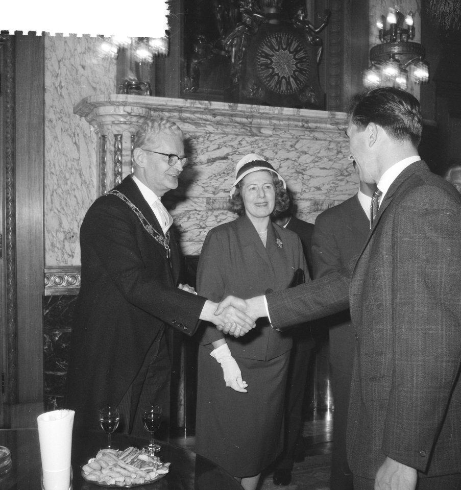 Feyenoord op het gemeentehuis. Gerard Kerkum en loco-burgemeester Schilthuis, Bestanddeelnr 912-5445