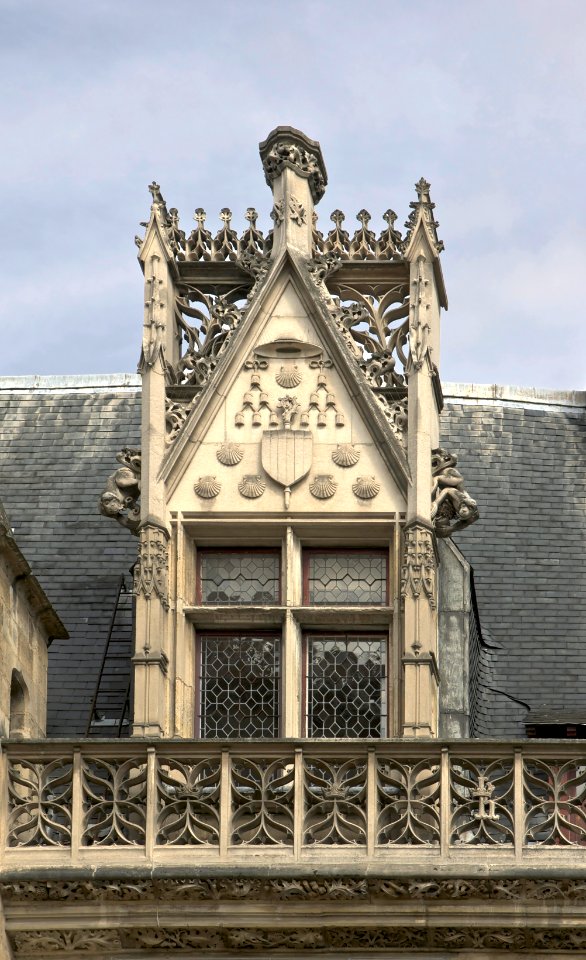 Fenêtre meneaux hôtel Cluny Paris