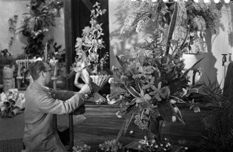 Flowershop te Haarlem levert elf bloemstukken voor het huwelijk van de Sjah, Bestanddeelnr 910-8833