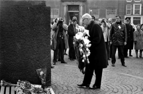 Februaristaking herdenking bij Dokwerker, Amsterdam. Burgemeester Samkalden legt, Bestanddeelnr 923-2931