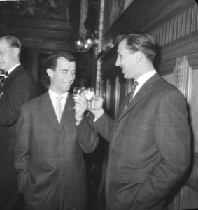 Feyenoord op het gemeentehuis Coen Moulijn en Eddy Pieters Graafland toosten, Bestanddeelnr 912-5448