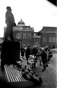 Februaristaking herdenking bij Dokwerker, Amsterdam. Overzicht tijdens kranslegg, Bestanddeelnr 923-2933