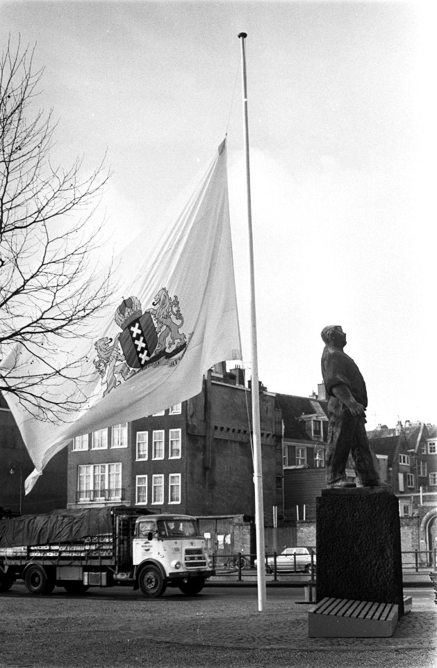 Februaristaking herdenking. s Ochtends hing een vlag bij Dokwerker, Amsterdam, Bestanddeelnr 923-2928